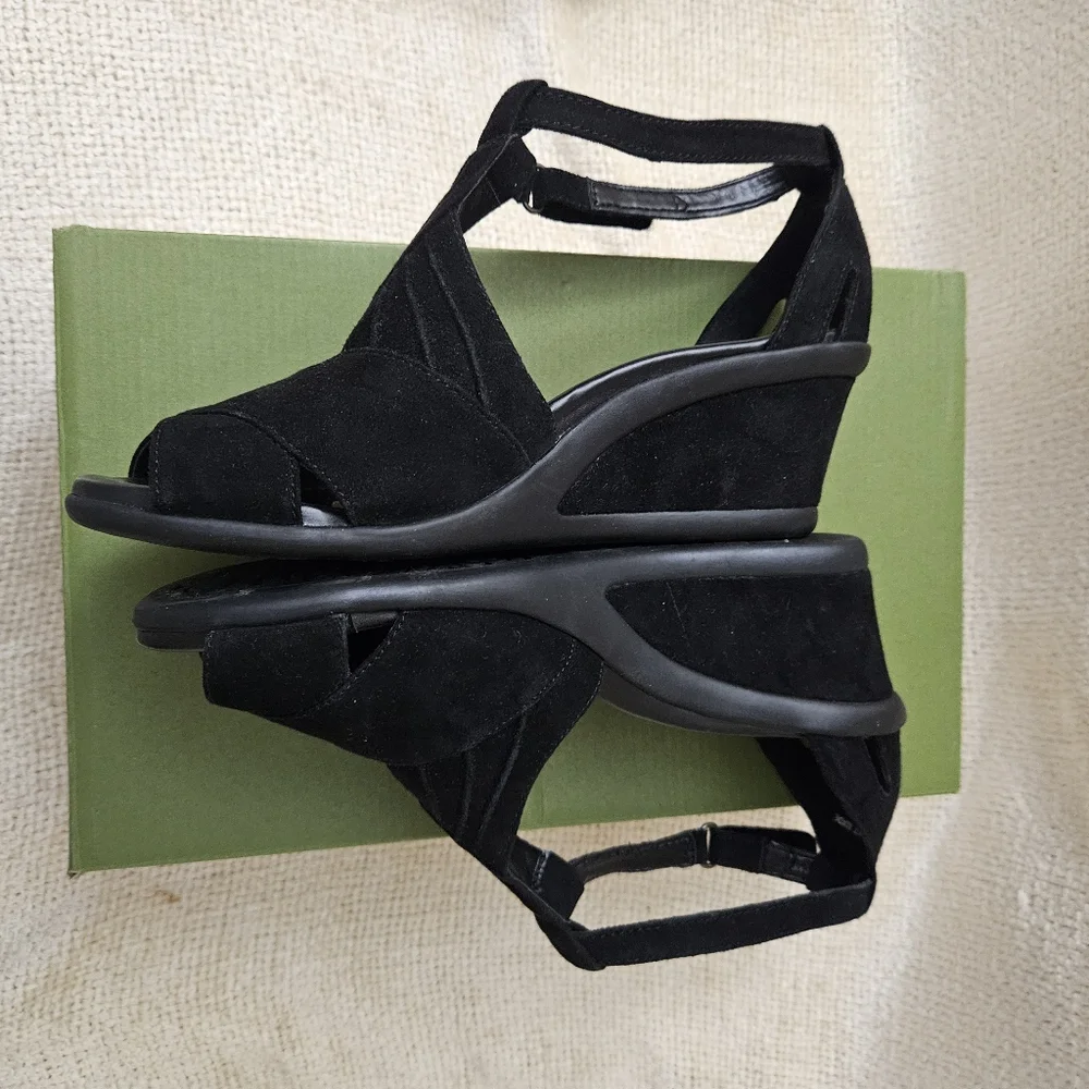 Earth Women's Black Suede Open Toe Shoes. Curvet Wide. Size 9